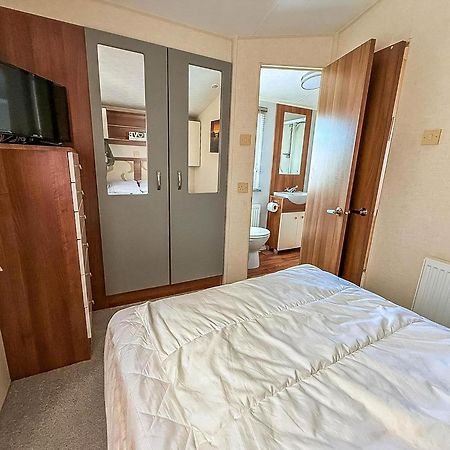 Superb Caravan With Decking And Free Wifi At Naze Marine Park Ref 17236C Walton-on-the-Naze Bagian luar foto