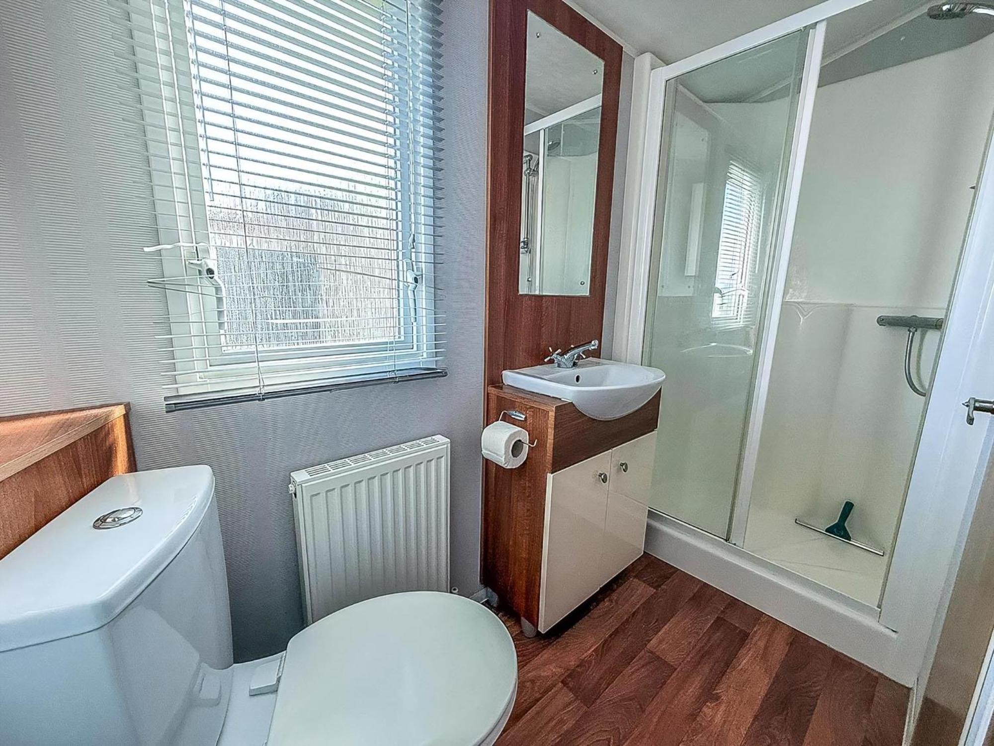 Superb Caravan With Decking And Free Wifi At Naze Marine Park Ref 17236C Walton-on-the-Naze Bagian luar foto