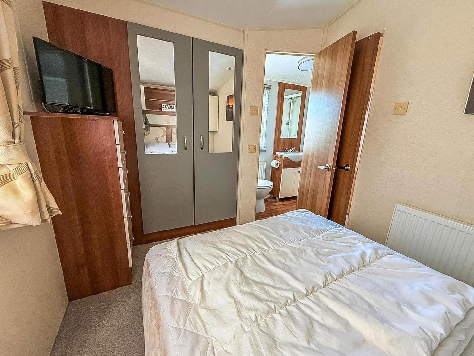 Superb Caravan With Decking And Free Wifi At Naze Marine Park Ref 17236C Walton-on-the-Naze Bagian luar foto