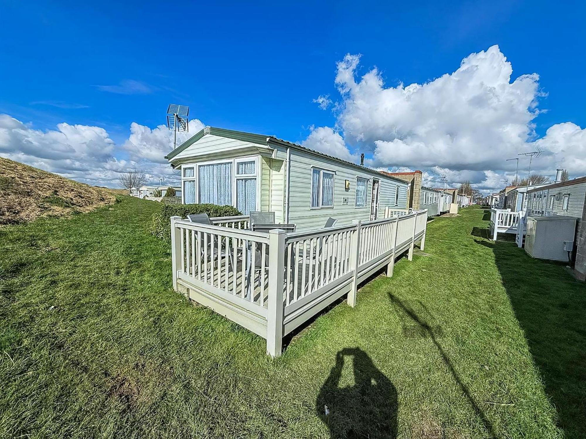 Superb Caravan With Decking And Free Wifi At Naze Marine Park Ref 17236C Walton-on-the-Naze Bagian luar foto