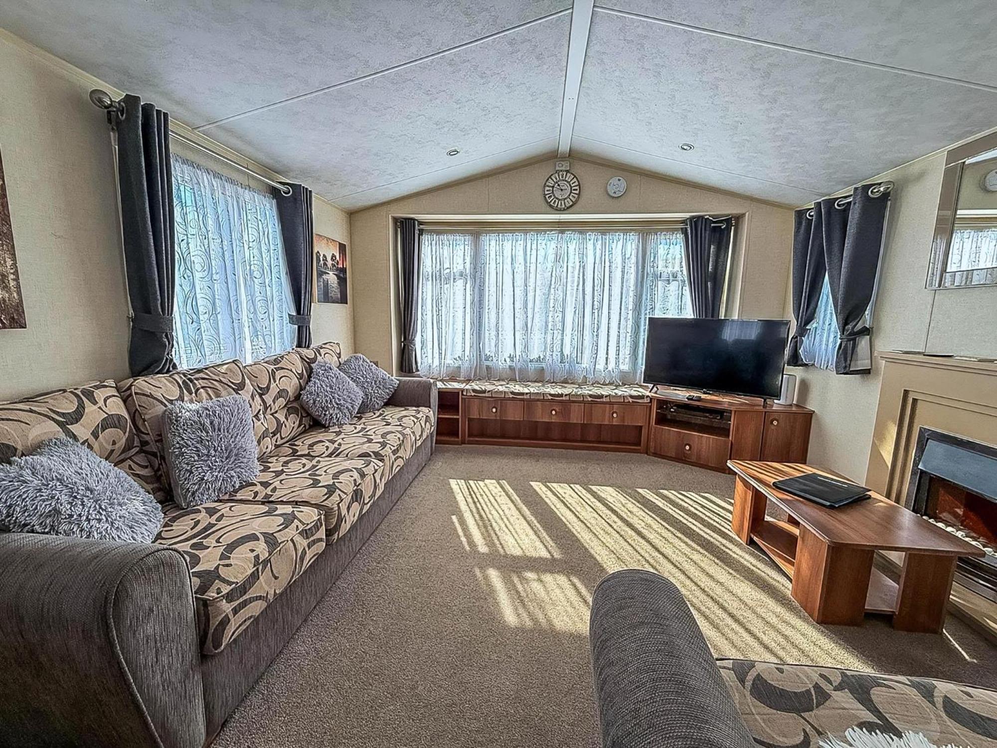 Superb Caravan With Decking And Free Wifi At Naze Marine Park Ref 17236C Walton-on-the-Naze Bagian luar foto