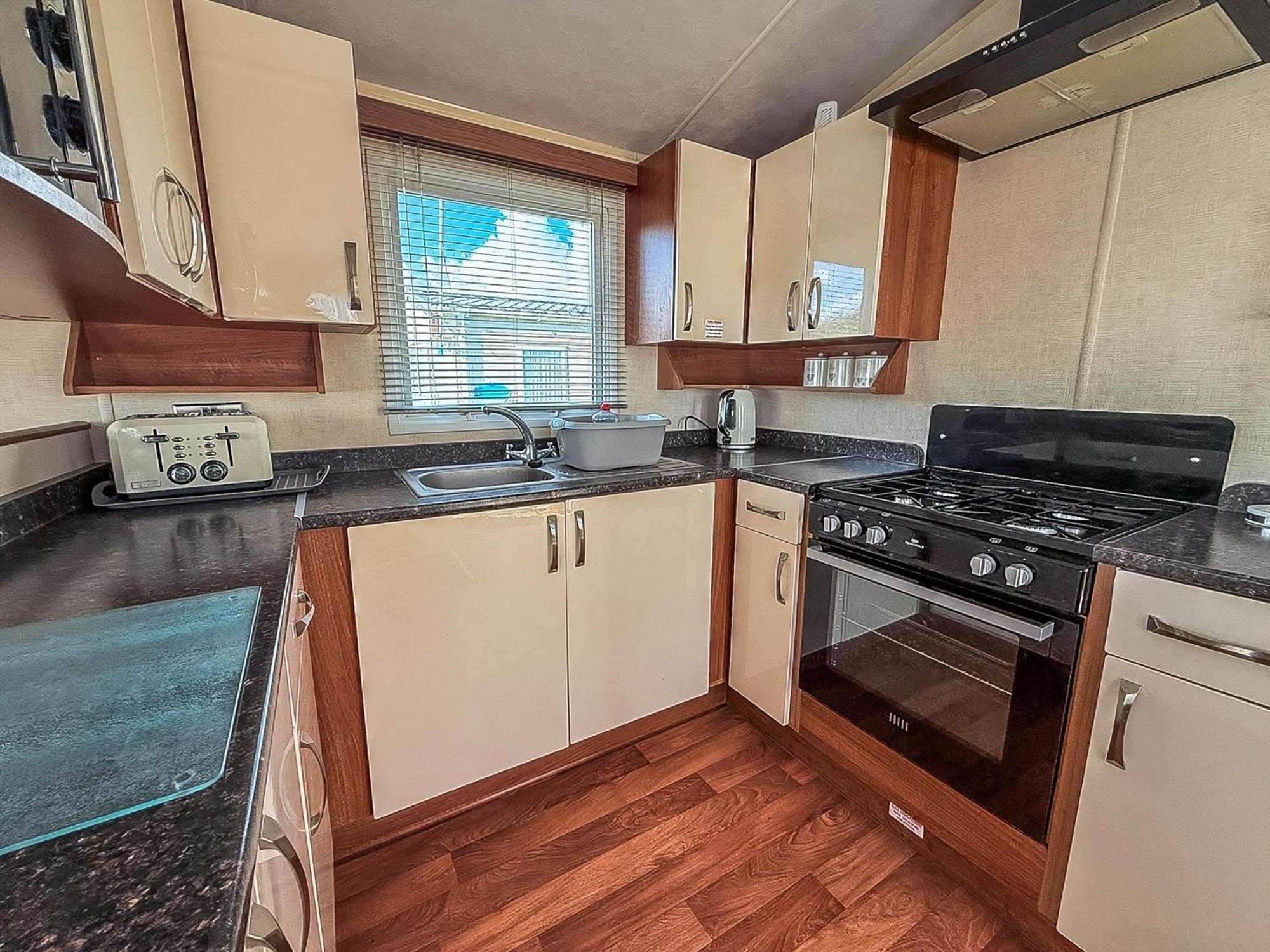 Superb Caravan With Decking And Free Wifi At Naze Marine Park Ref 17236C Walton-on-the-Naze Bagian luar foto